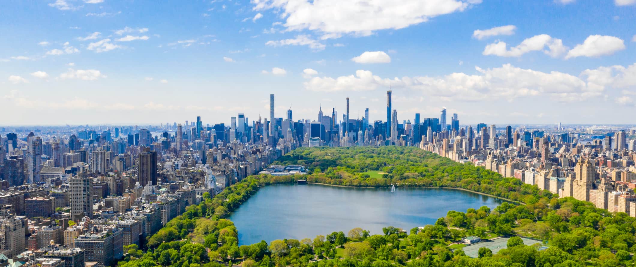 Vista do Parque Central em Nova York, EUA, em um dia claro e ensolarado