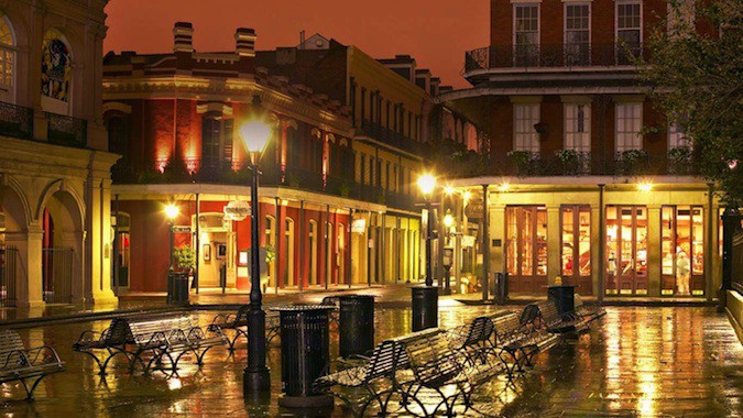 Edifícios bonitos e históricos de Nova Orleans, EUA, à noite
