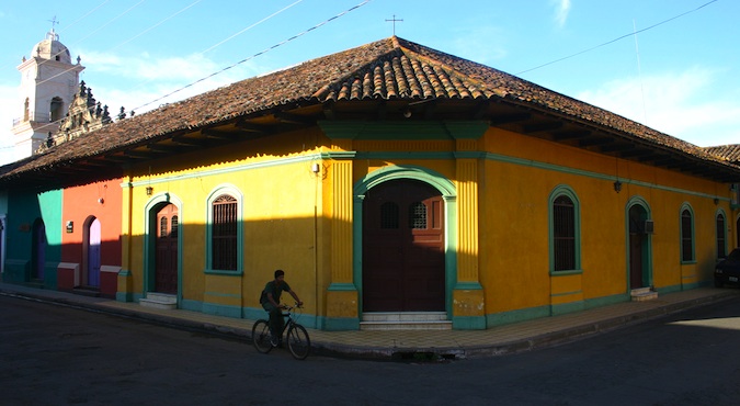 Casas pintadas na rua em Granada, Nicarágua