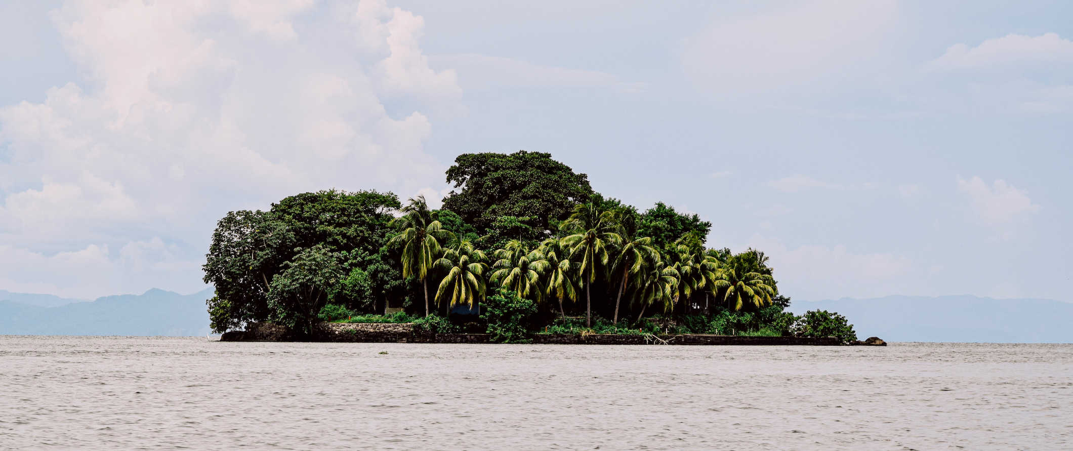 A popular, magnífica e pequena ilha de Korn no dia cinza na bela Nicarágua
