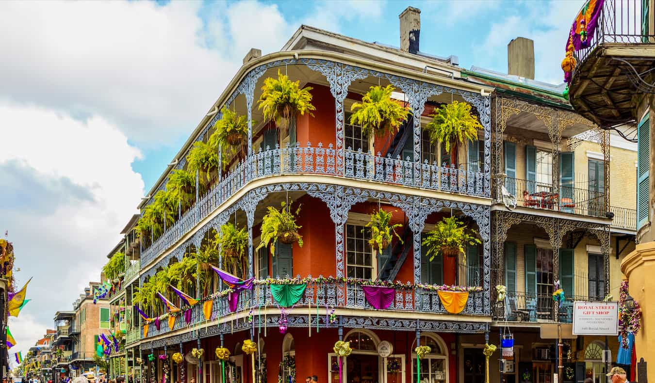 Um dos muitos edifícios antigos e coloridos em um movimentado Nova Orleans