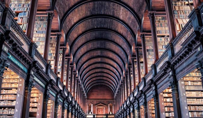 Biblioteca histórica enorme e espaçosa cheia de livros