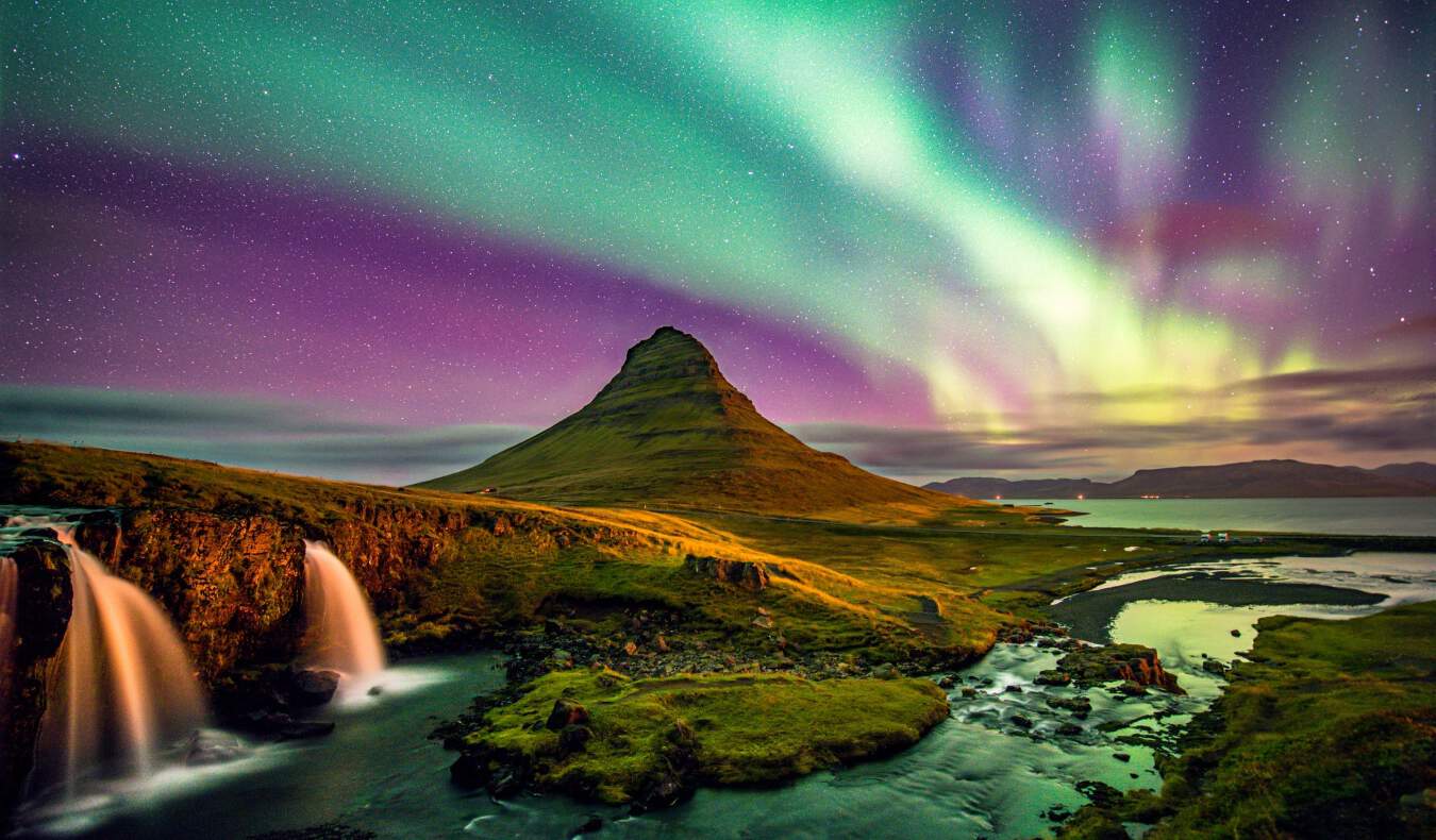 Mount Kirkoufell na Islândia durante a luz do norte