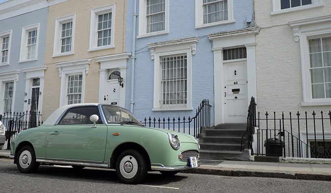 Casas em cores pastel e carro retrô em Notting Hill