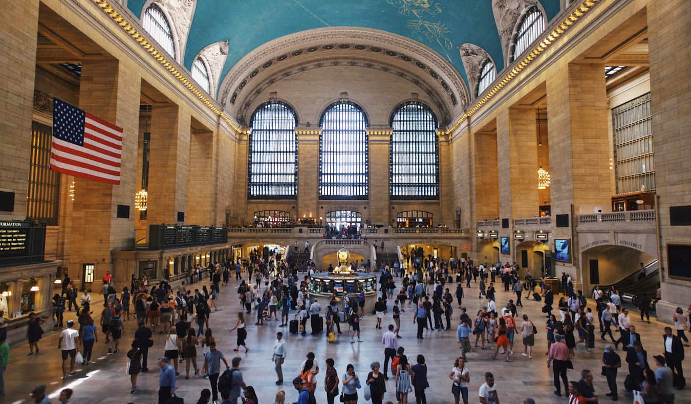 O lobby principal cheio de pessoas na estação ferroviária central de Nova York.