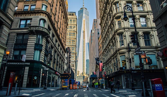 Vista da New York Street com prédios imponentes de ambos os lados de uma estrada movimentada em Manhattan, Nova York