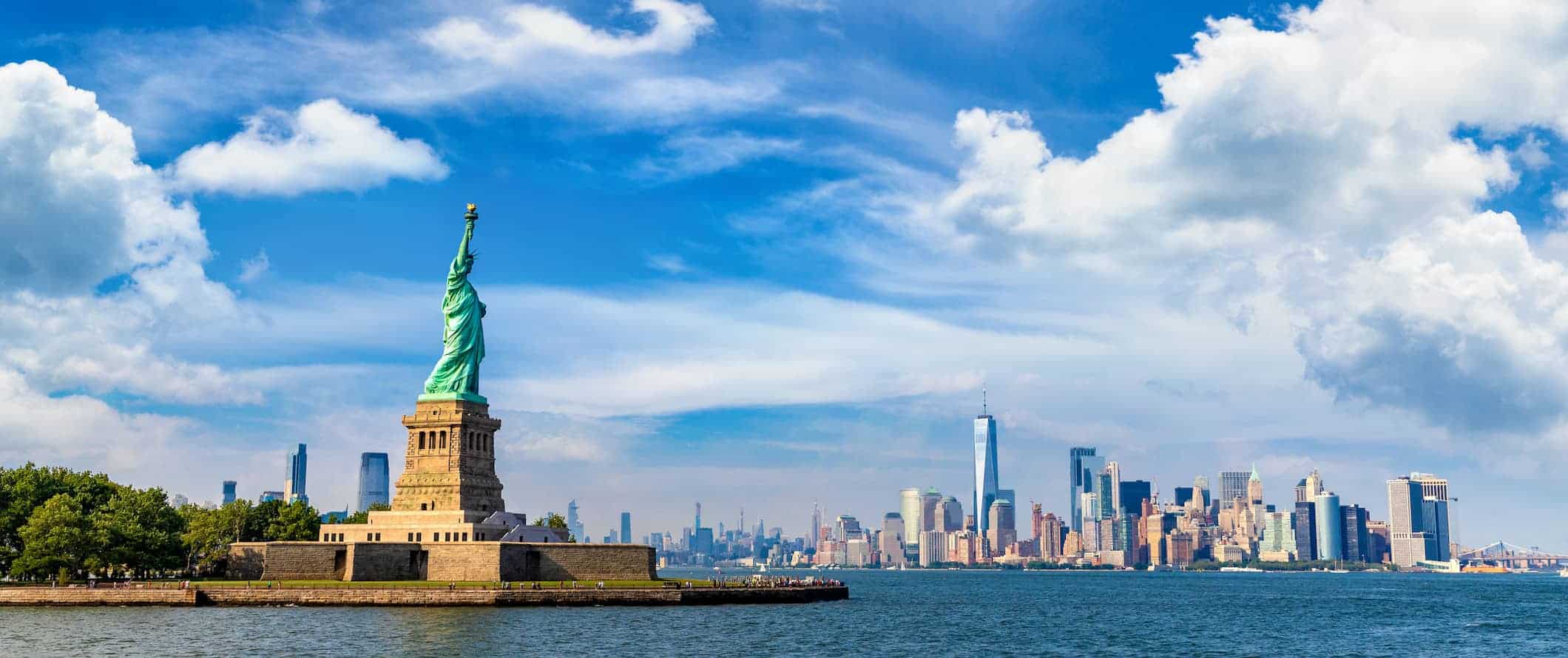 A Estátua da Liberdade e o horizonte de Nova York, como pode ser visto da água em Nova York