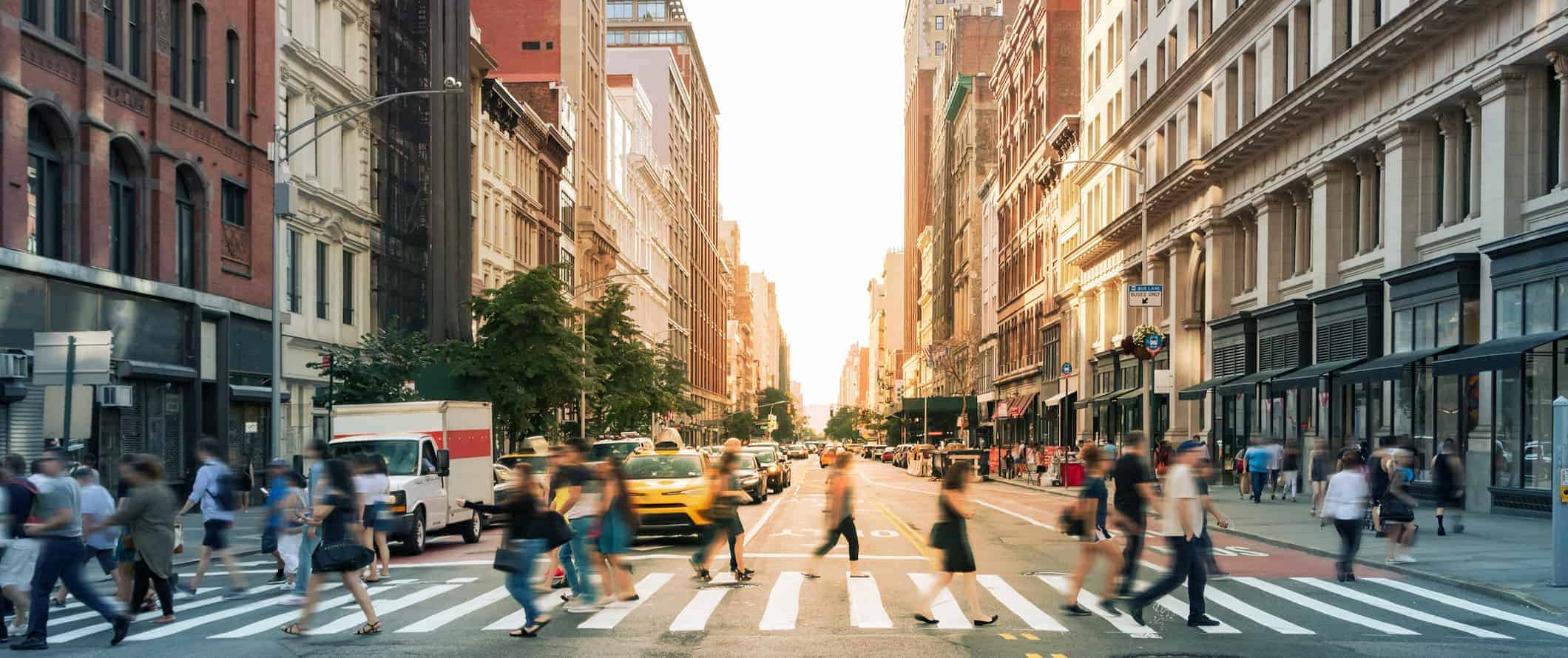 As pessoas atravessam a rua em uma estrada movimentada em Manhattan, Nova York, EUA