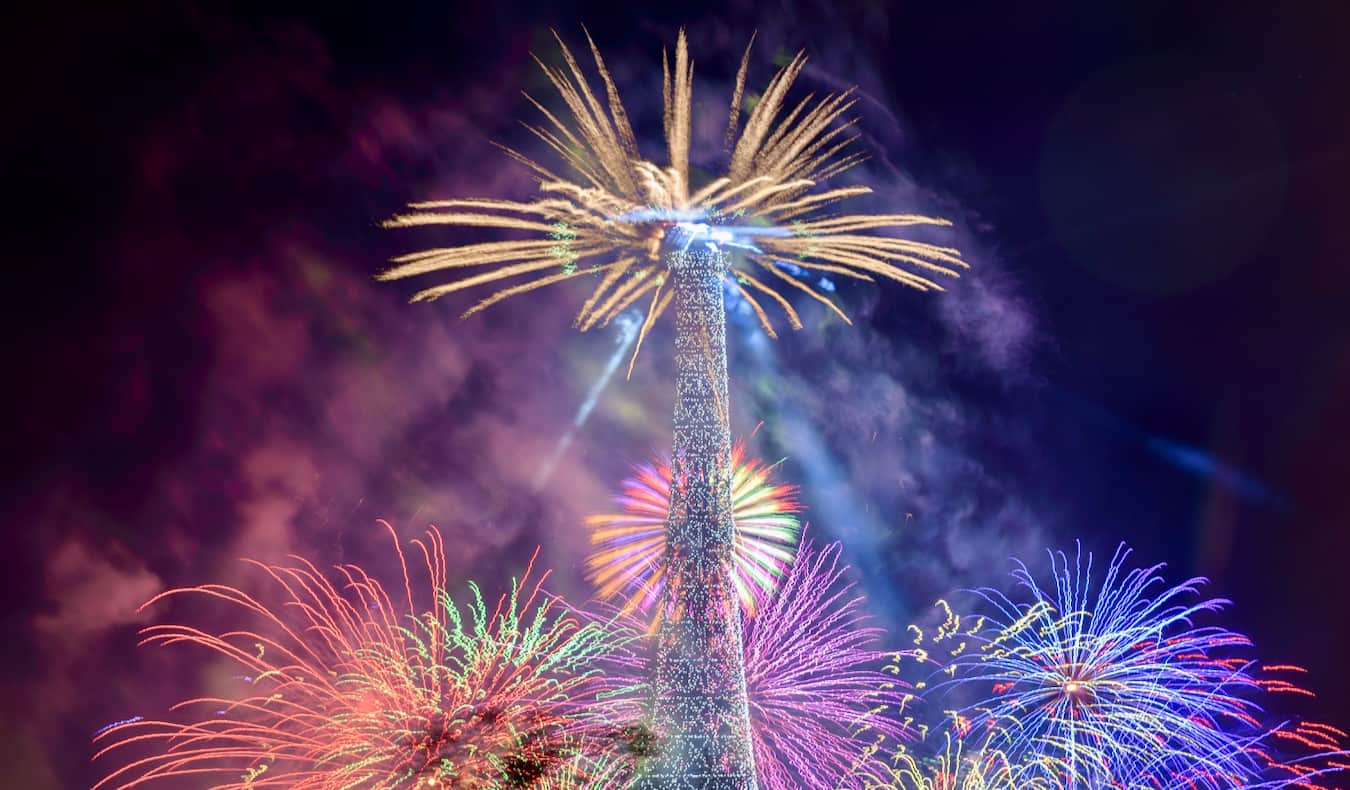 Fogos de artifício em Paris perto da Torre Eiffel