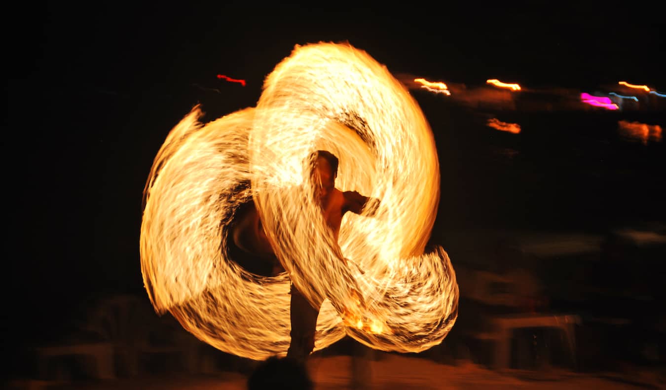 Dançarina do fogo durante uma festa de lua cheia na Tailândia