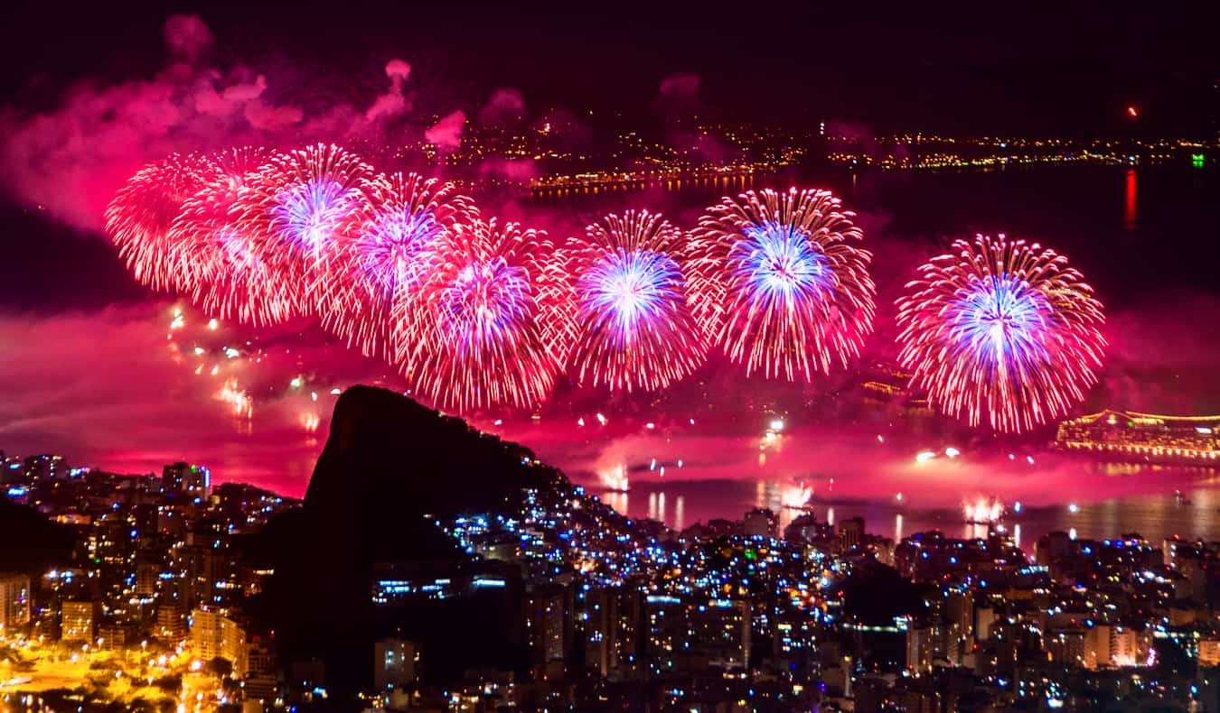 Fogos de artifício vibrantes no litoral do Rio de Janeiro, Brasil, durante as comemorações do Ano Novo