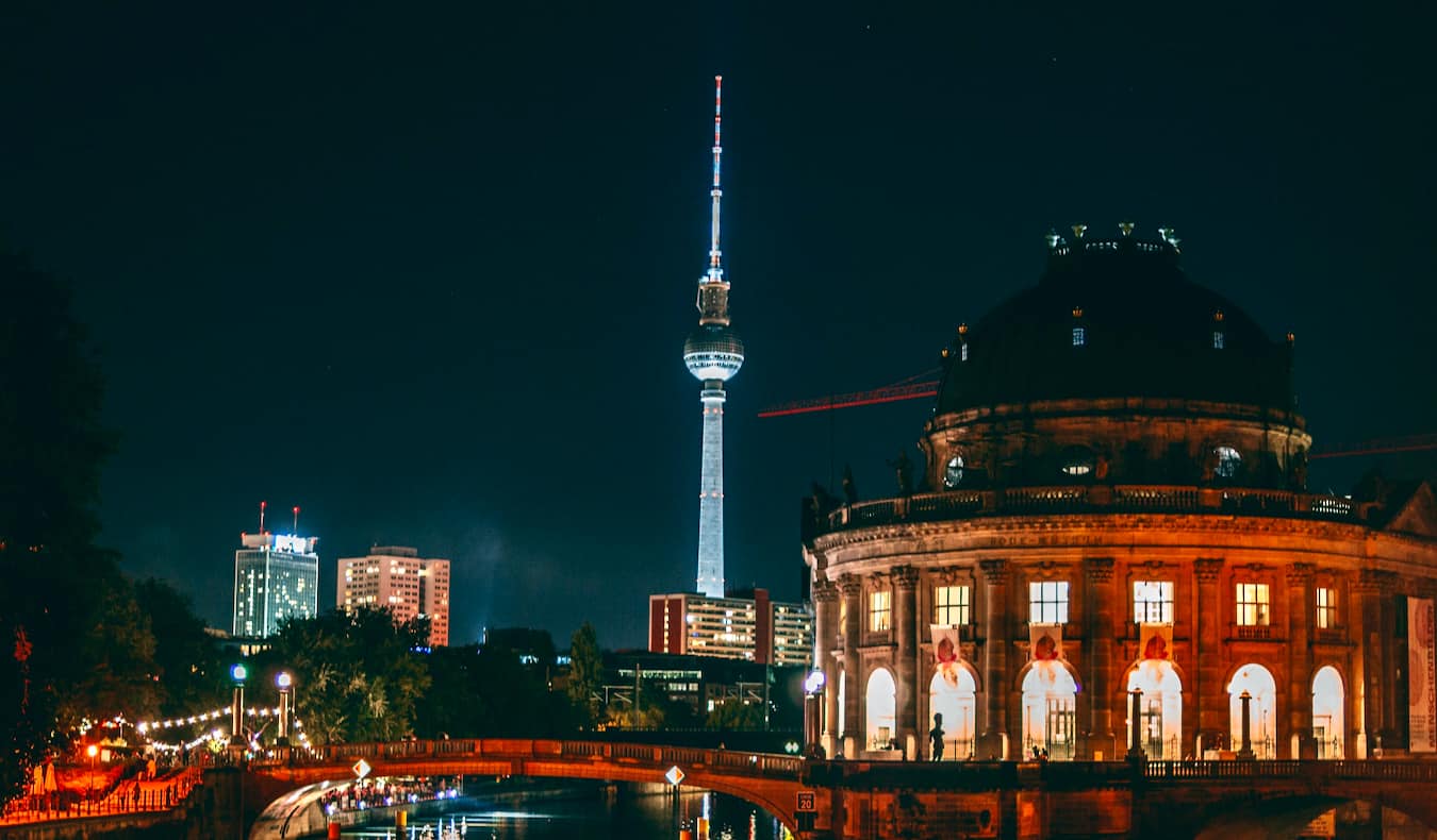 Centro da cidade de Berlim iluminado à noite, com vista para a cidade