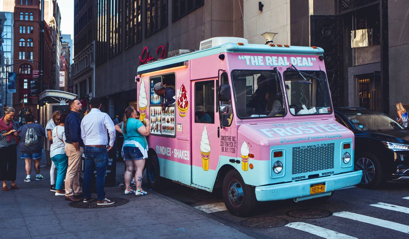Food truck Pink Real Deal entregando comida na cidade de Nova York