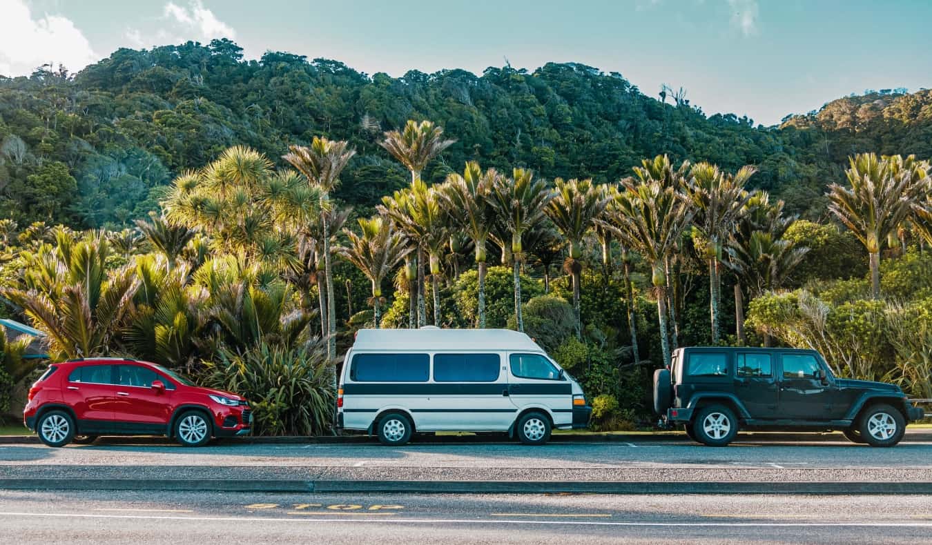 O carro, Kemper e Jeep na estrada nas florestas tropicais da Nova Zelândia.