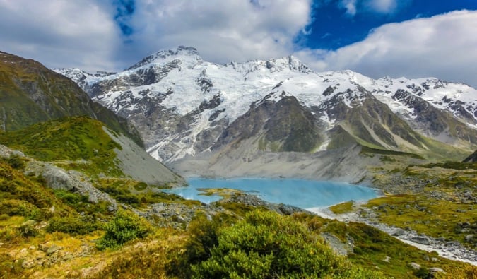 Montanhas severas e imponentes cobertas de neve, na bela Nova Zelândia.