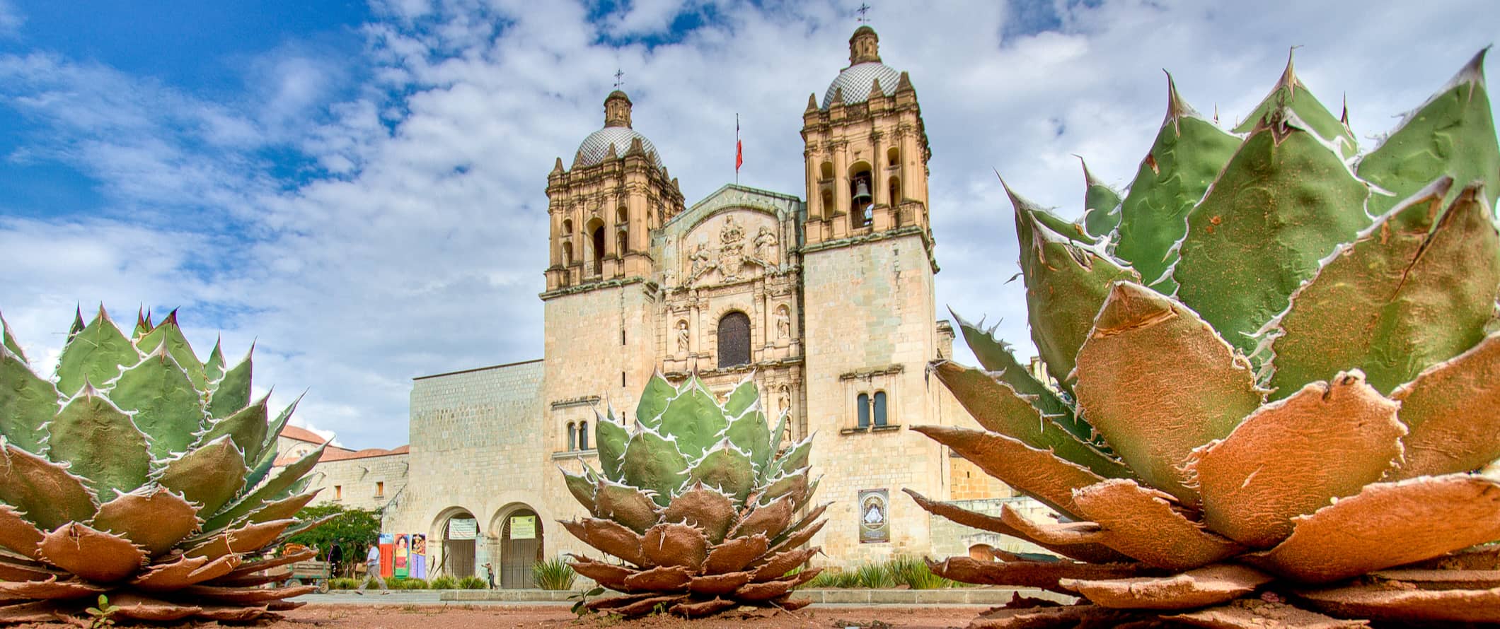 A famosa igreja antiga que se eleva acima da cidade em Ohakak, México