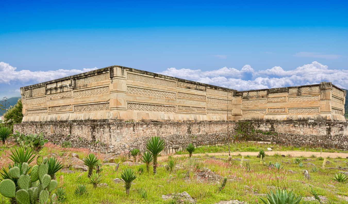 As enormes ruínas de Mitla, o lugar histórico da era pr é-colombiana, não muito longe do Oahaki.