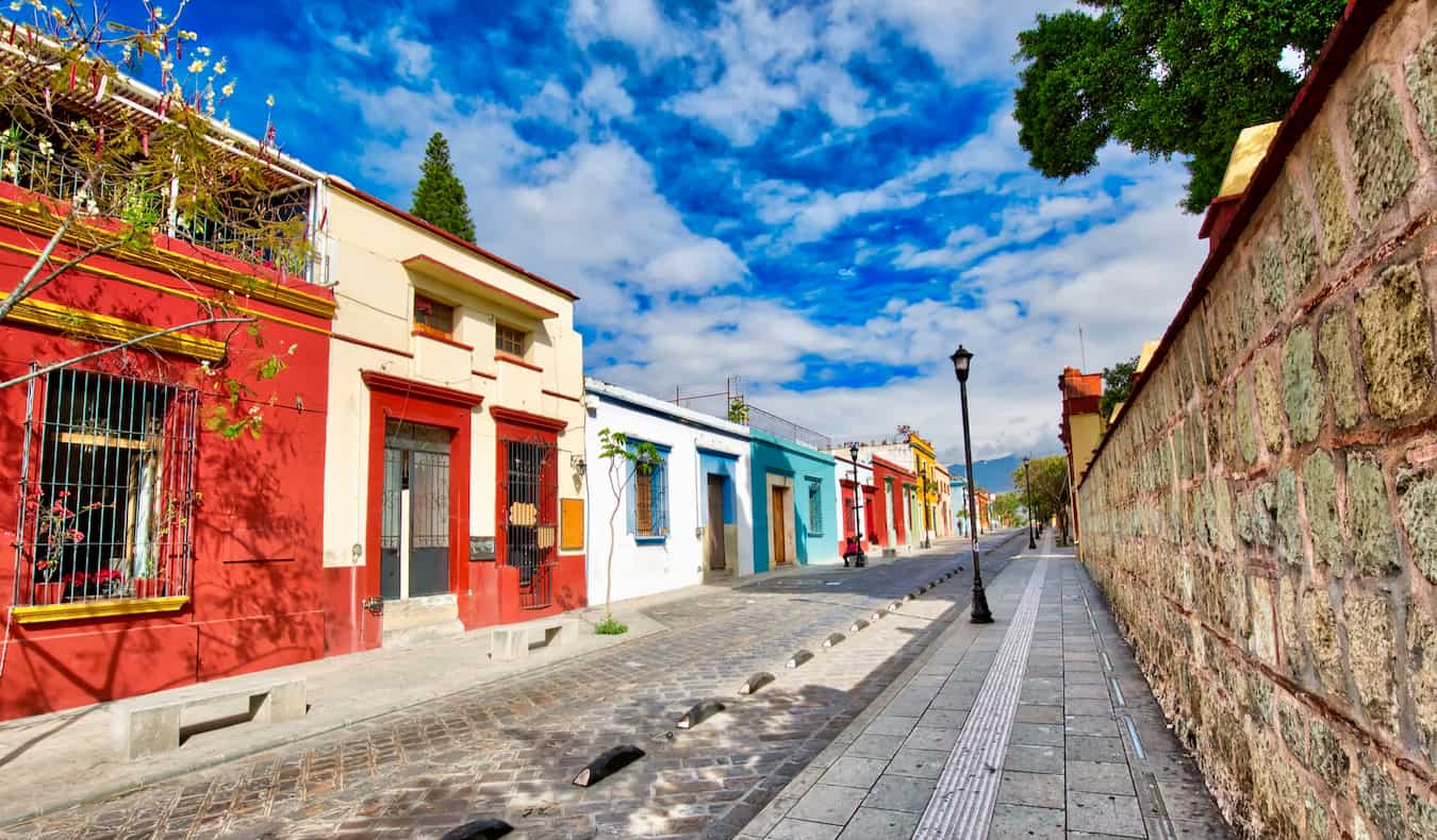 Rua silenciosa e vazia pintada em cores brilhantes na bela Oaxaca, México