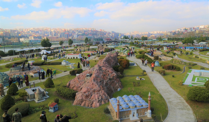 Pequenas estátuas e turistas no parque de Miniaturk em Istambul, Türkiye