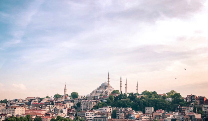 Vista de Istambul com uma grande mesquita em segundo plano
