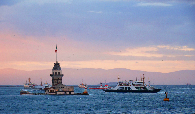 Vista dos castelos retirados da balsa que corre pelas ilhas turcas