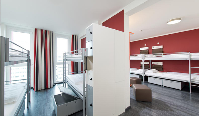 Dormitório grande com muitos beliches no ONE80° Hostel, Berlim