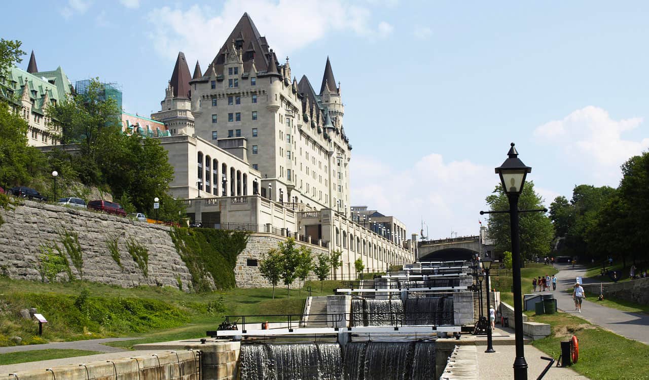 Ottawa canaliza ao lado de um enorme hotel em um dia ensolarado de verão