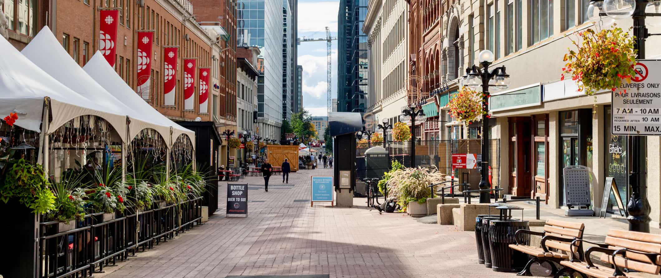 Rua estreita com lojas na bela Ottawa, Canadá