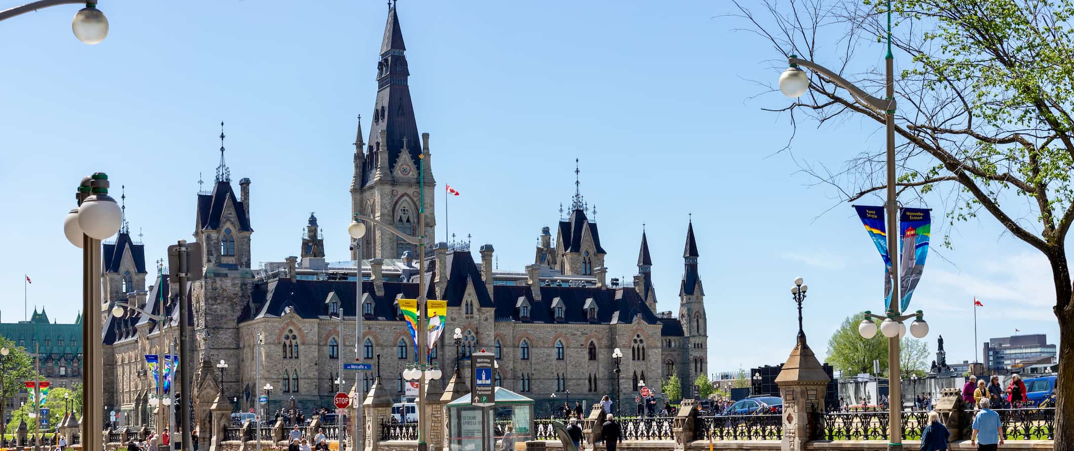 Icônico Parliament Hill na ensolarada Ottawa, Canadá
