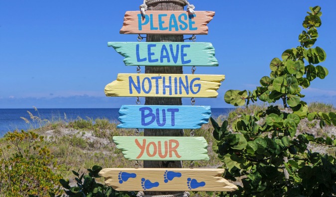 Uma placa perto da praia com as palavras 