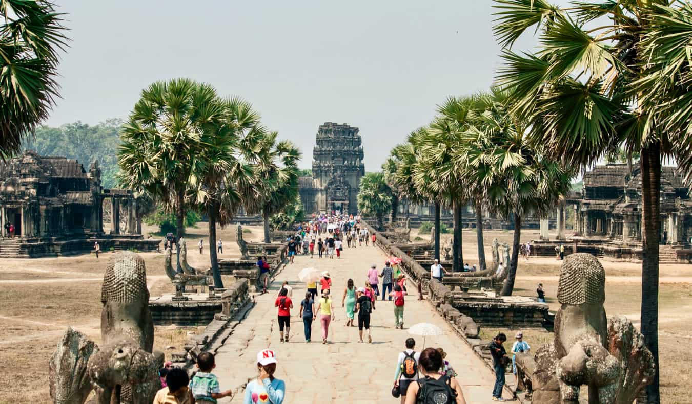 Uma multidão de turistas está incluída no Angkor-Vat no Camboja