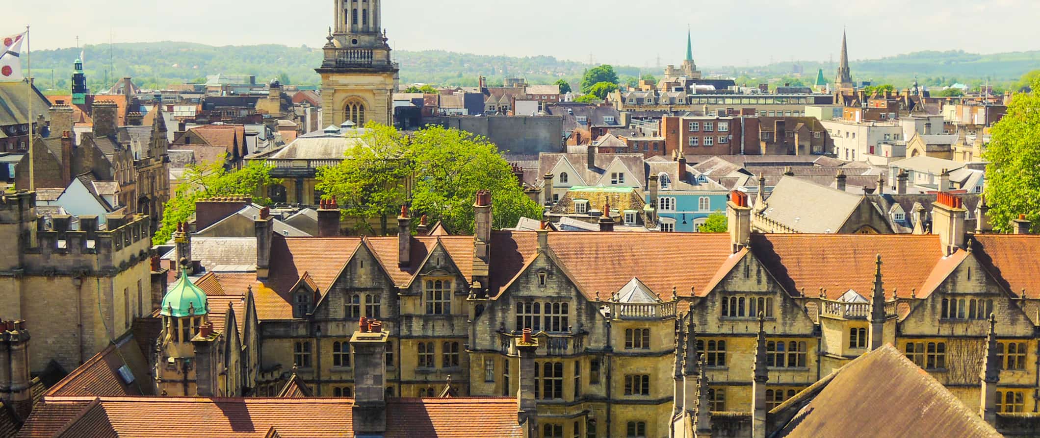 Edifícios peculiares em Oxford, Reino Unido, em um dia ensolarado com colinas ao longe