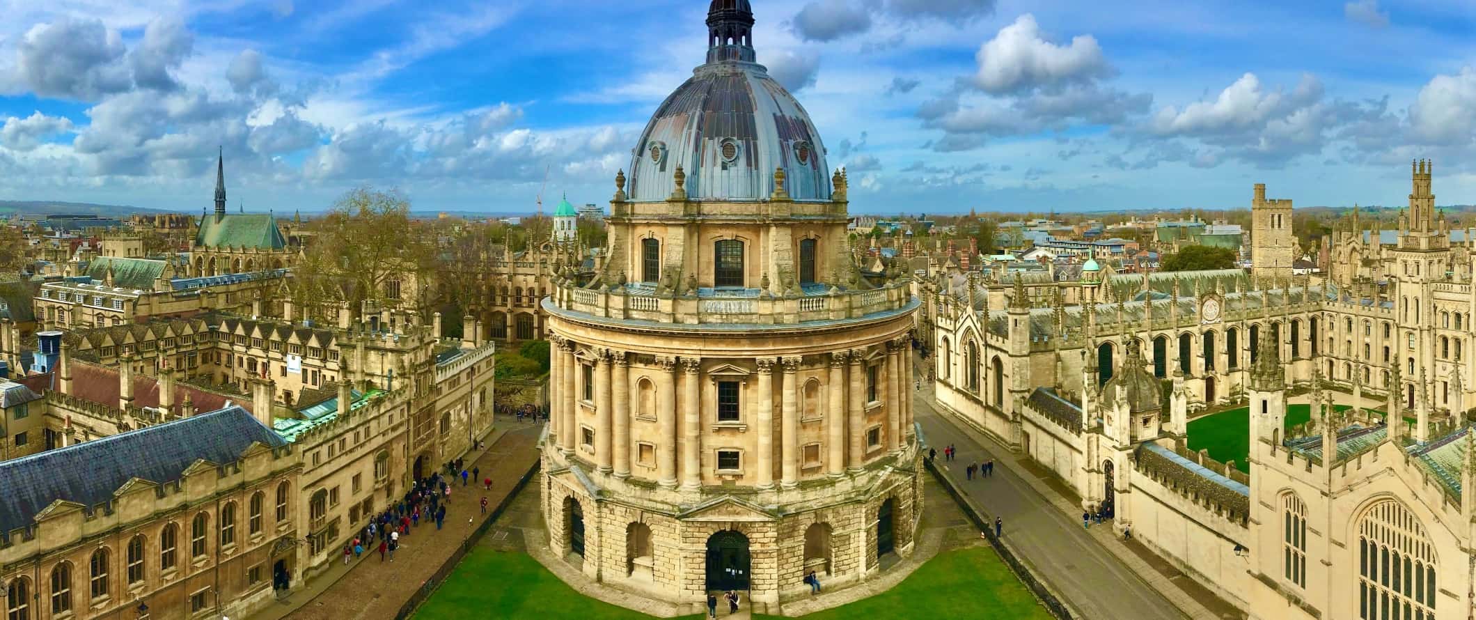 Vista do edifício redondo da Radcliffe Camera na Universidade de Oxford, na cidade de Oxford, Inglaterra