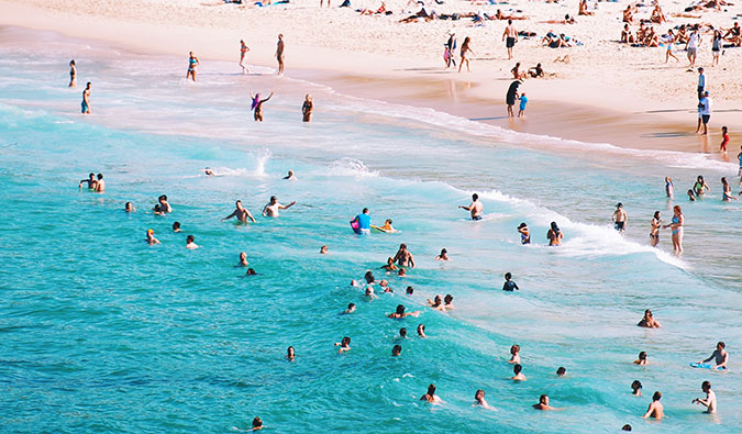 As pessoas tomam banho em uma das muitas belas praias da Austrália