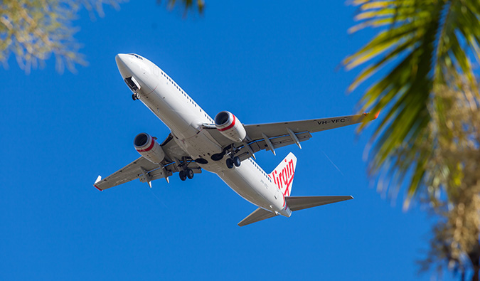Virgin Australia Airline voa contra um céu azul brilhante