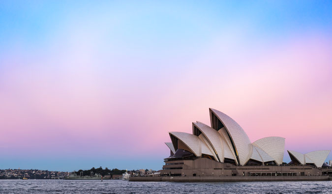 A famosa casa de ópera de Sydney ao anoitecer na Austrália