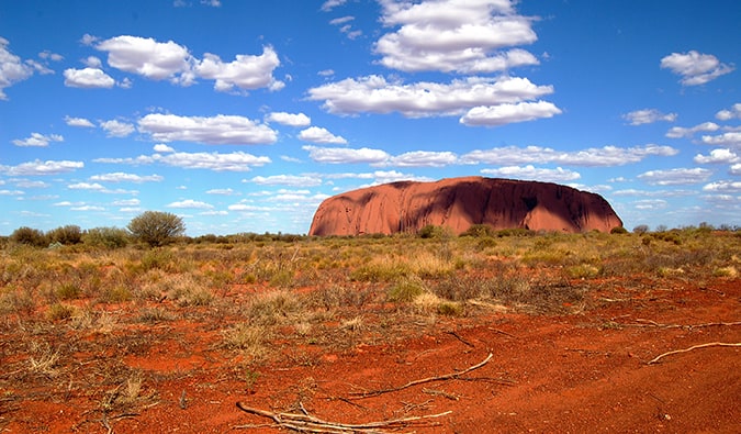 Uluru cercado por um deserto na Austrália em um dia brilhante de verão