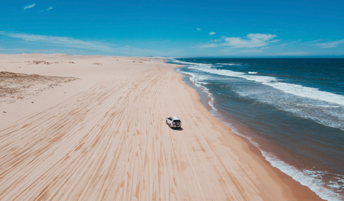 Uma praia aberta na Austrália com um carro de carro