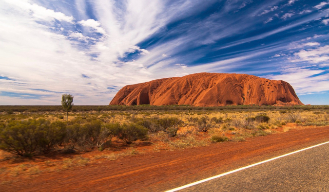A famosa rocha de Uluuro na Austrália é visível de uma estrada próxima