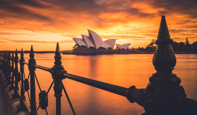 Fotografia brilhante da ópera de Sydney ao pôr do sol na Austrália