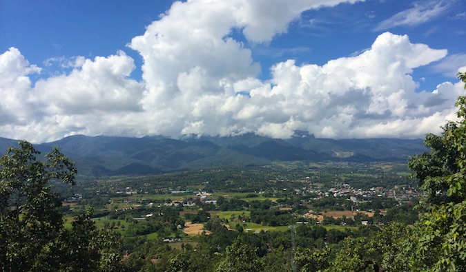 Céu azul e magnífica selva nas proximidades de Pai, Tailândia