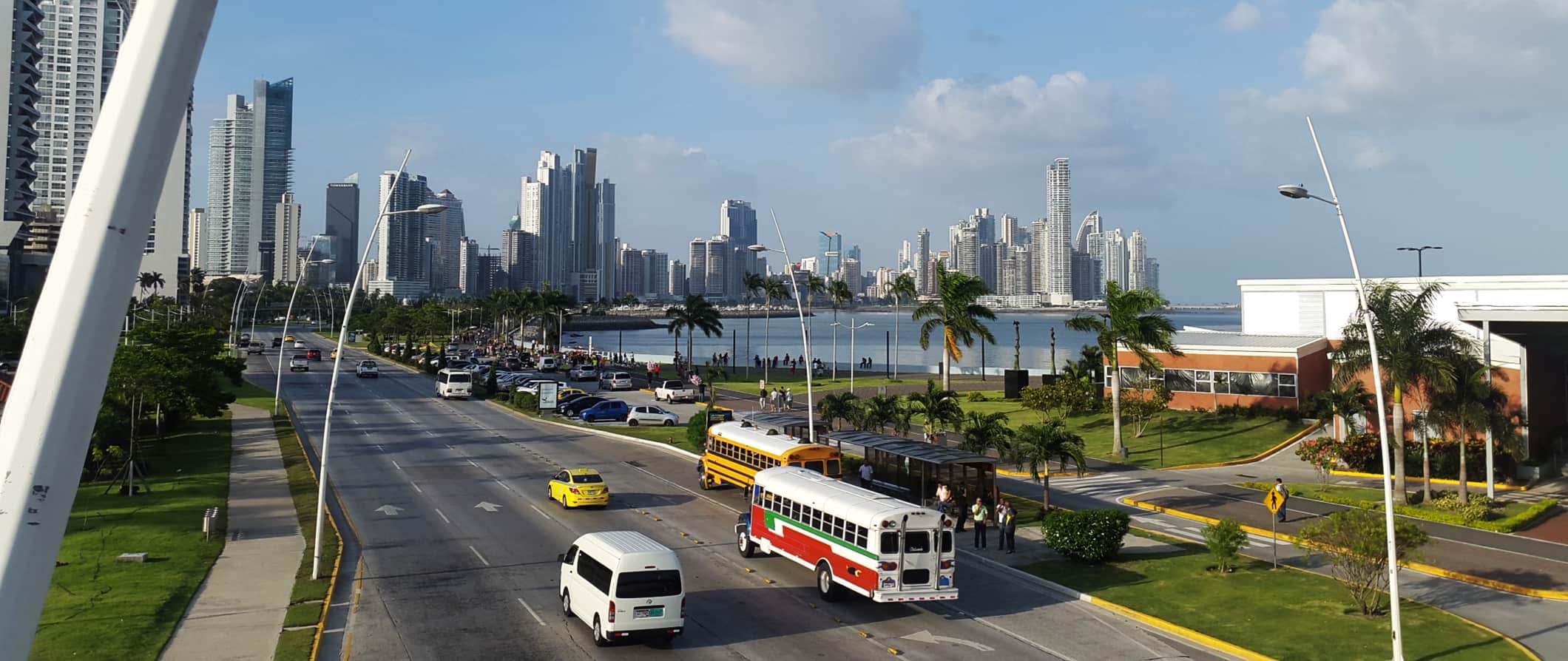 Vistas do trânsito e da paisagem urbana na Cidade do Panamá