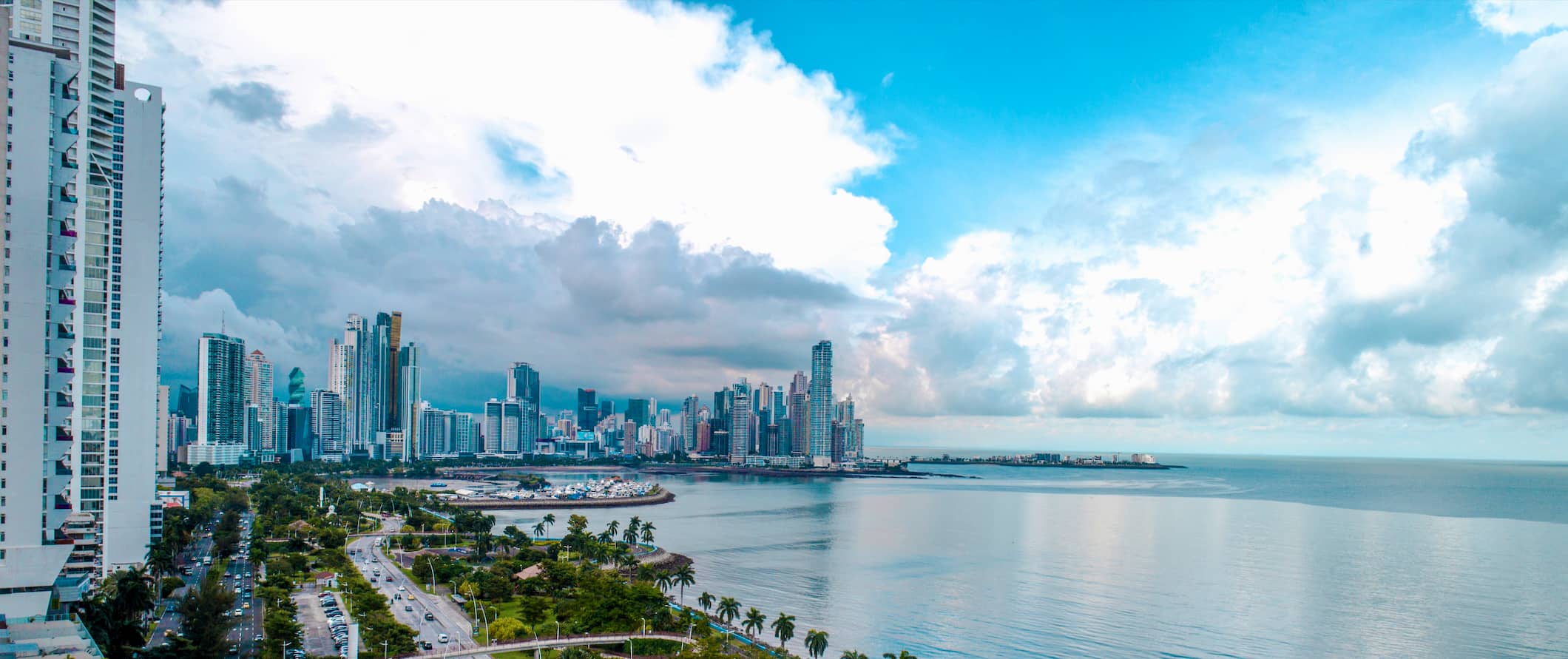 Vistas do trânsito e da paisagem urbana na Cidade do Panamá
