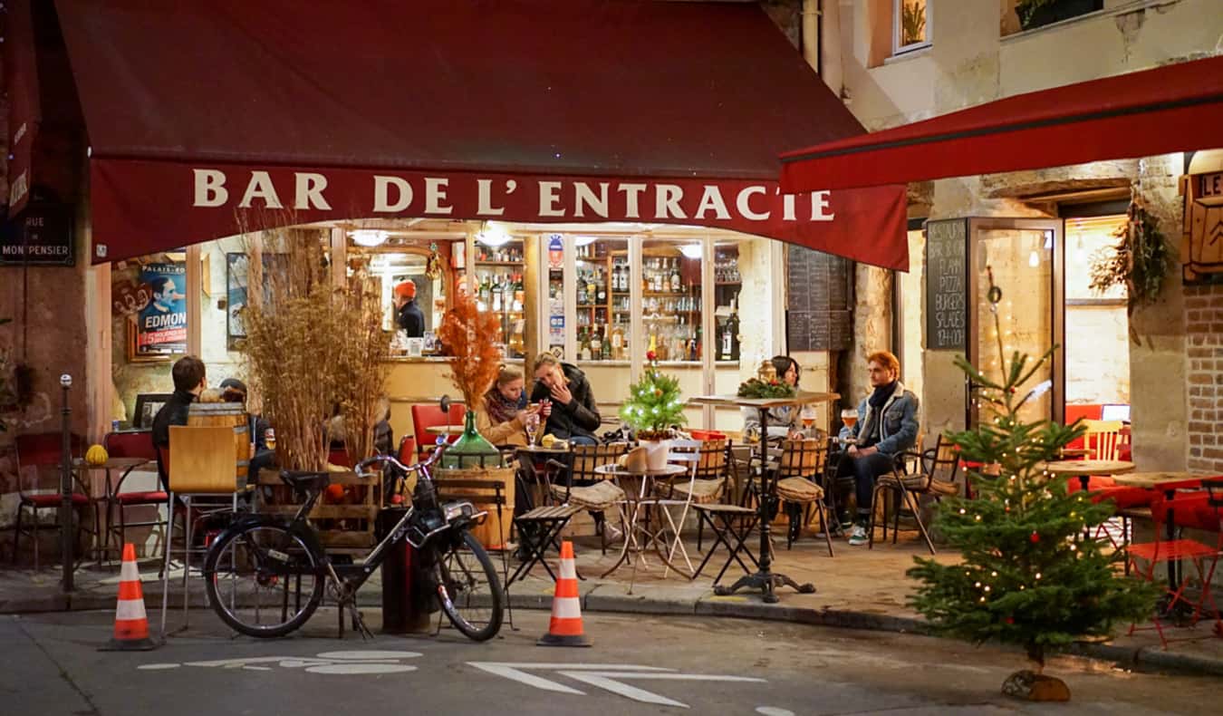 Um café em Paris, França, onde as pessoas conversam na calçada.