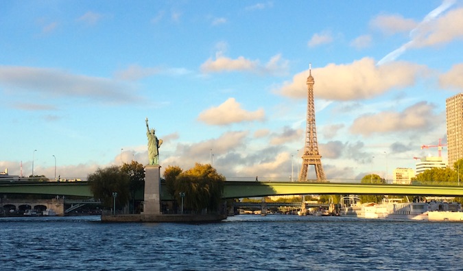 Eiffel Tower e uma pequena estátua de liberdade em Paris, França