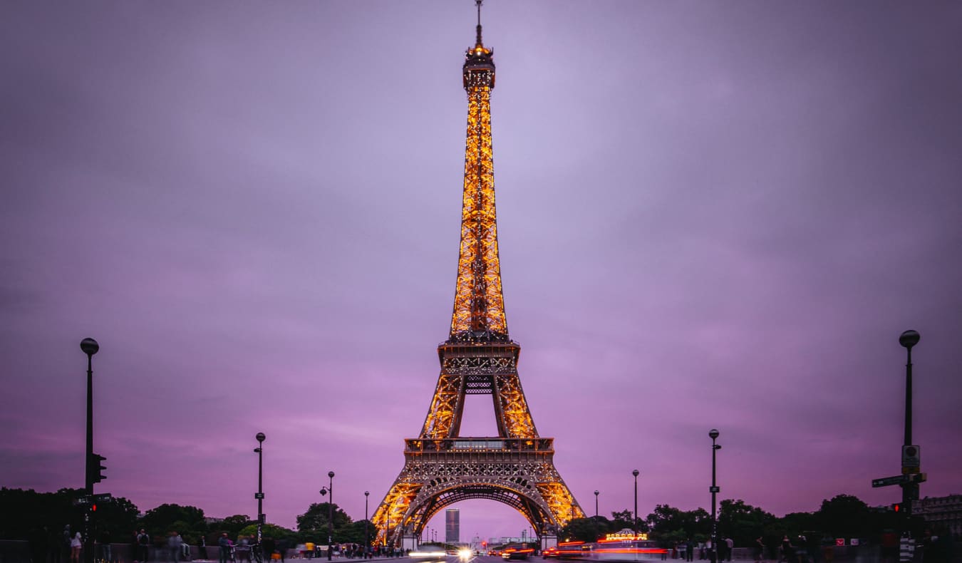 Iluminação noturna da Torre Eiffel em Paris