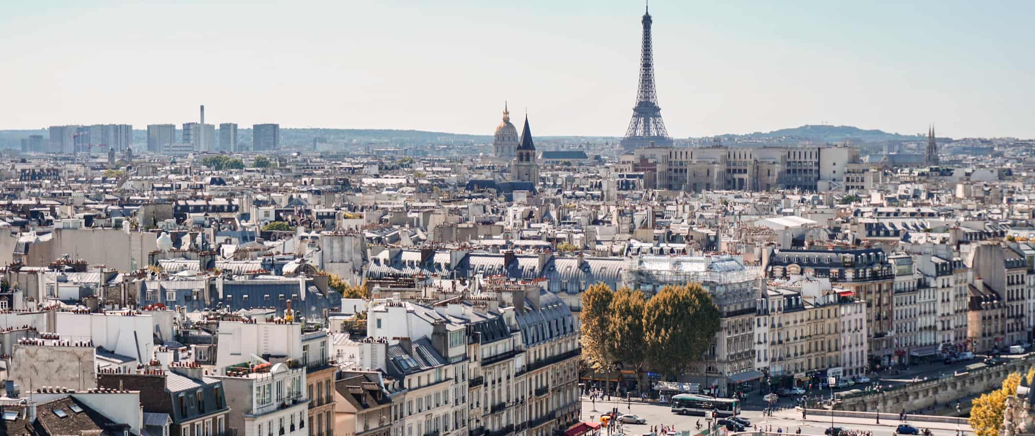 Vista de Paris com a famosa torre Eiffel à distância