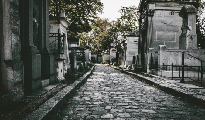 Paralelepípedos e mausoléus do cemitério Pere Lachaise em Paris, França