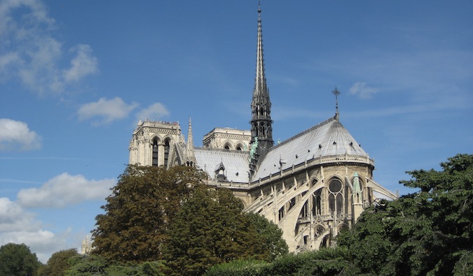 A parte de trás da Catedral de Notre Dame em Paris, França, em um dia ensolarado