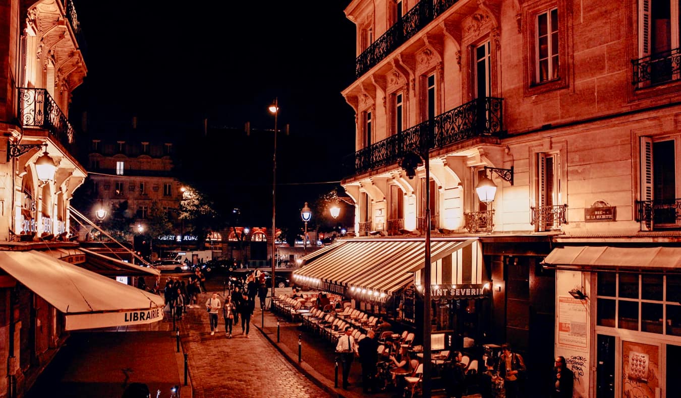 O pátio do bar ocupado em Paris, França